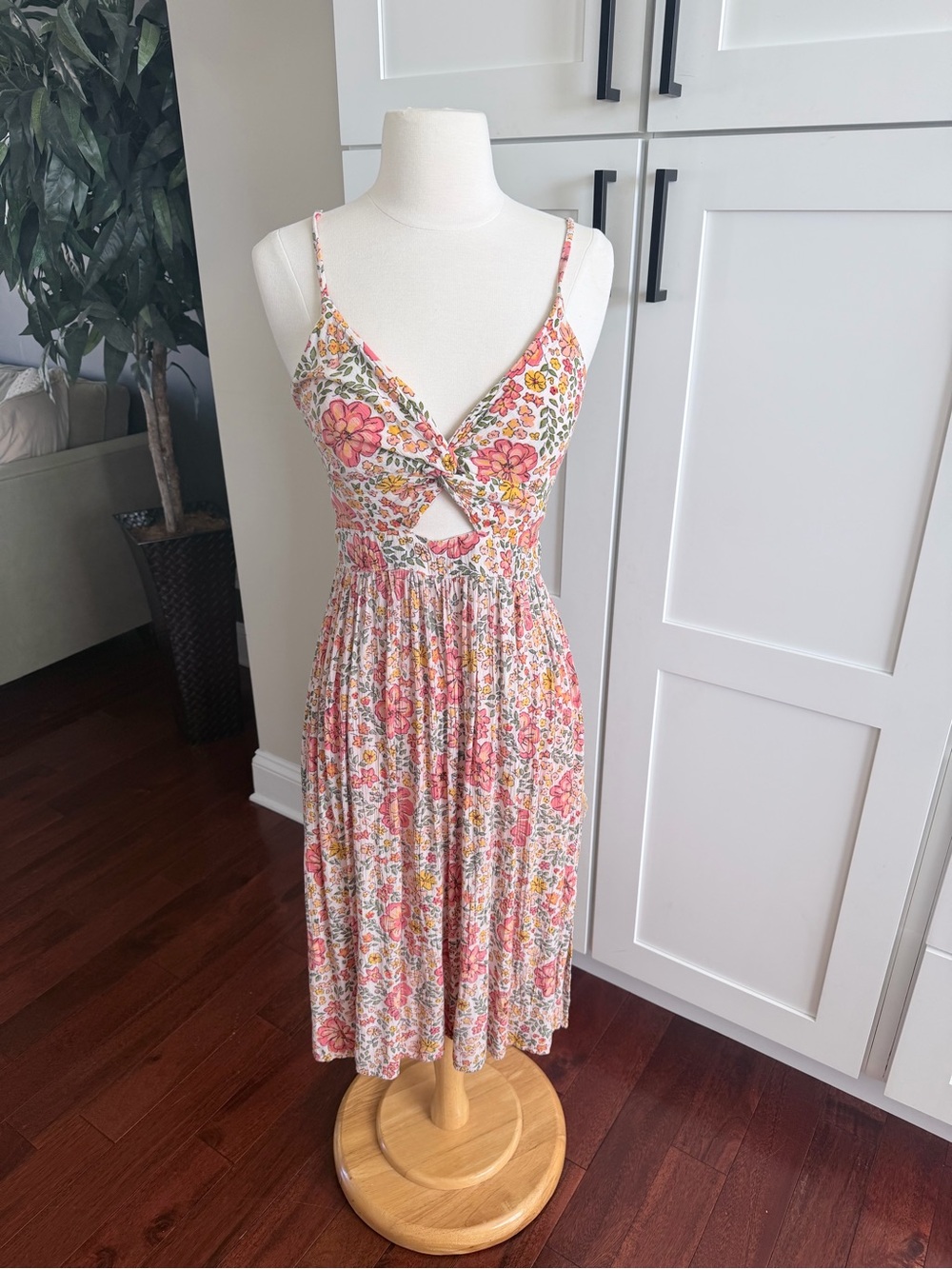 Angie Floral Front Twist Cutout Dress MIDI Sleeveless Adjustable Straps Small